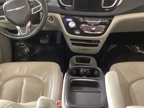 Used 2020 Chrysler Pacifica Touring-L image 19