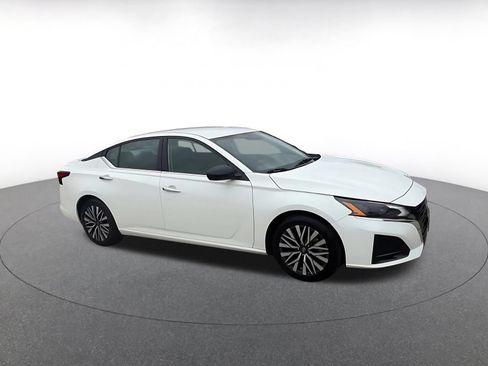 Used 2025 Nissan Altima 2.5 SV FWD image 2