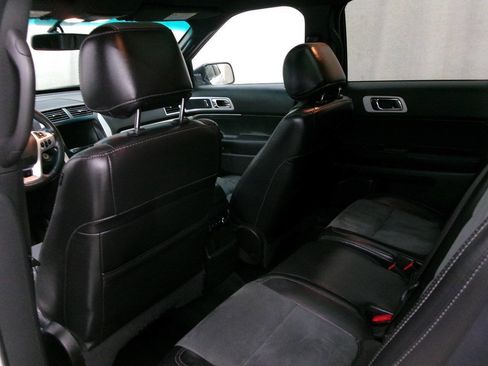 Used 2015 Ford Explorer XLT w/ Equipment Group 202B AWD/4WD image 18