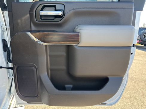 Used 2021 GMC Sierra 3500 SLT w/ SLT Preferred Package image 17