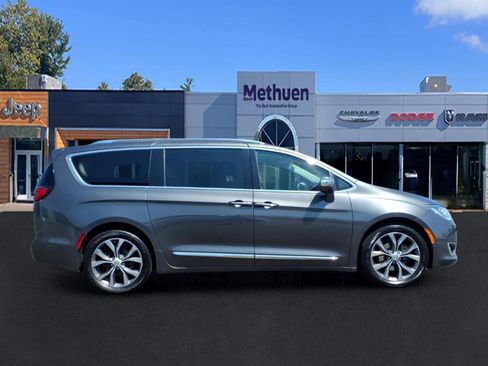 Used 2017 Chrysler Pacifica Limited w/ UConnect Theater Package FWD image 2