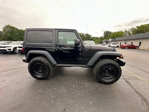 Used 2016 Jeep Wrangler Rubicon AWD/4WD image 2