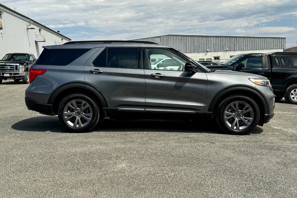 Certified 2022 Ford Explorer XLT w/ Equipment Group 202A AWD/4WD image 2