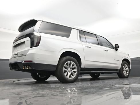 Used 2025 Chevrolet Suburban Premier RWD image 23