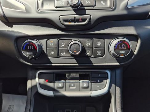 Used 2024 GMC Terrain SLE w/ Driver Convenience Package FWD image 25
