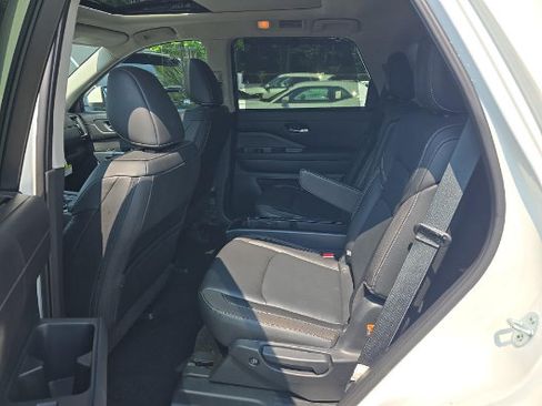Used 2024 Nissan Pathfinder SL w/ SL Premium Package AWD/4WD image 4