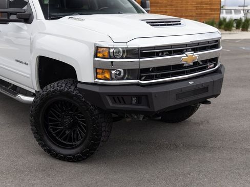 Used 2019 Chevrolet Silverado 2500 LT AWD/4WD image 3
