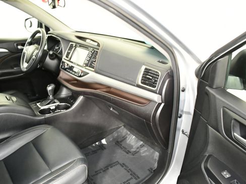 Used 2016 Toyota Highlander XLE image 41