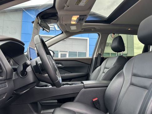 Used 2023 Nissan Rogue SV w/ SV Premium B Package image 11