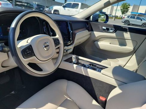 Used 2022 Volvo XC60 B5 Momentum w/ Climate Package FWD image 13