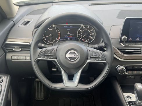 Used 2025 Nissan Altima 2.5 SV FWD image 29