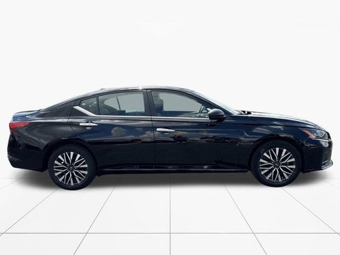 Used 2025 Nissan Altima 2.5 SV FWD image 7