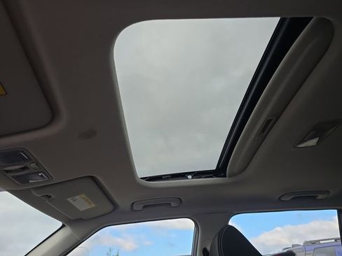 Used 2025 Hyundai Venue SEL FWD image 26