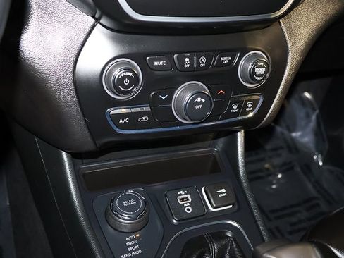 Used 2019 Jeep Cherokee Latitude Plus w/ Cold Weather Group AWD/4WD image 19