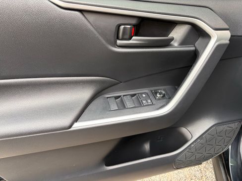 Used 2022 Toyota RAV4 LE AWD/4WD image 14