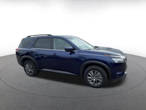 Used 2025 Nissan Pathfinder SV image 2