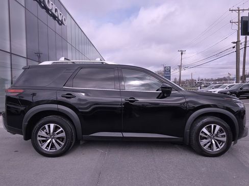 Used 2023 Nissan Pathfinder SL w/ Black Appearance Package image 5