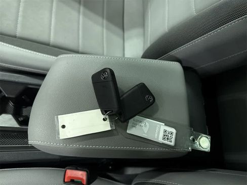 Used 2023 Volkswagen Taos SE w/ Panoramic Sunroof Package image 32