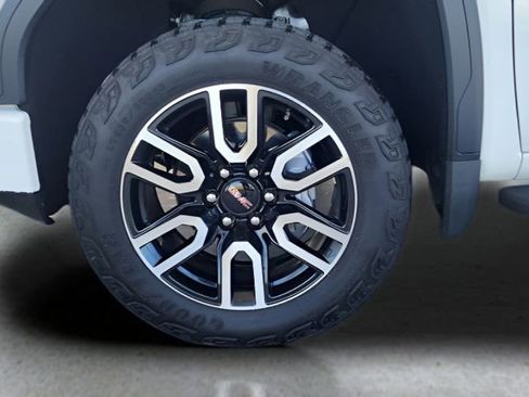 Used 2022 GMC Sierra 1500 AT4 w/ AT4 Premium Package image 10