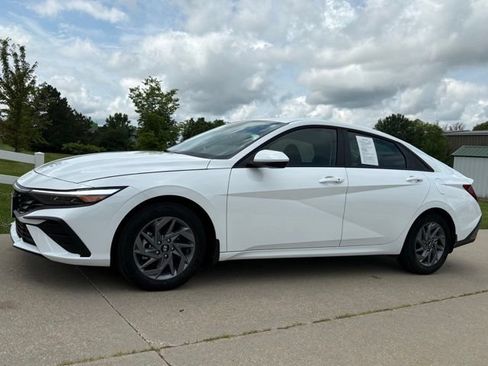 Used 2025 Hyundai Elantra Hybrid FWD image 1