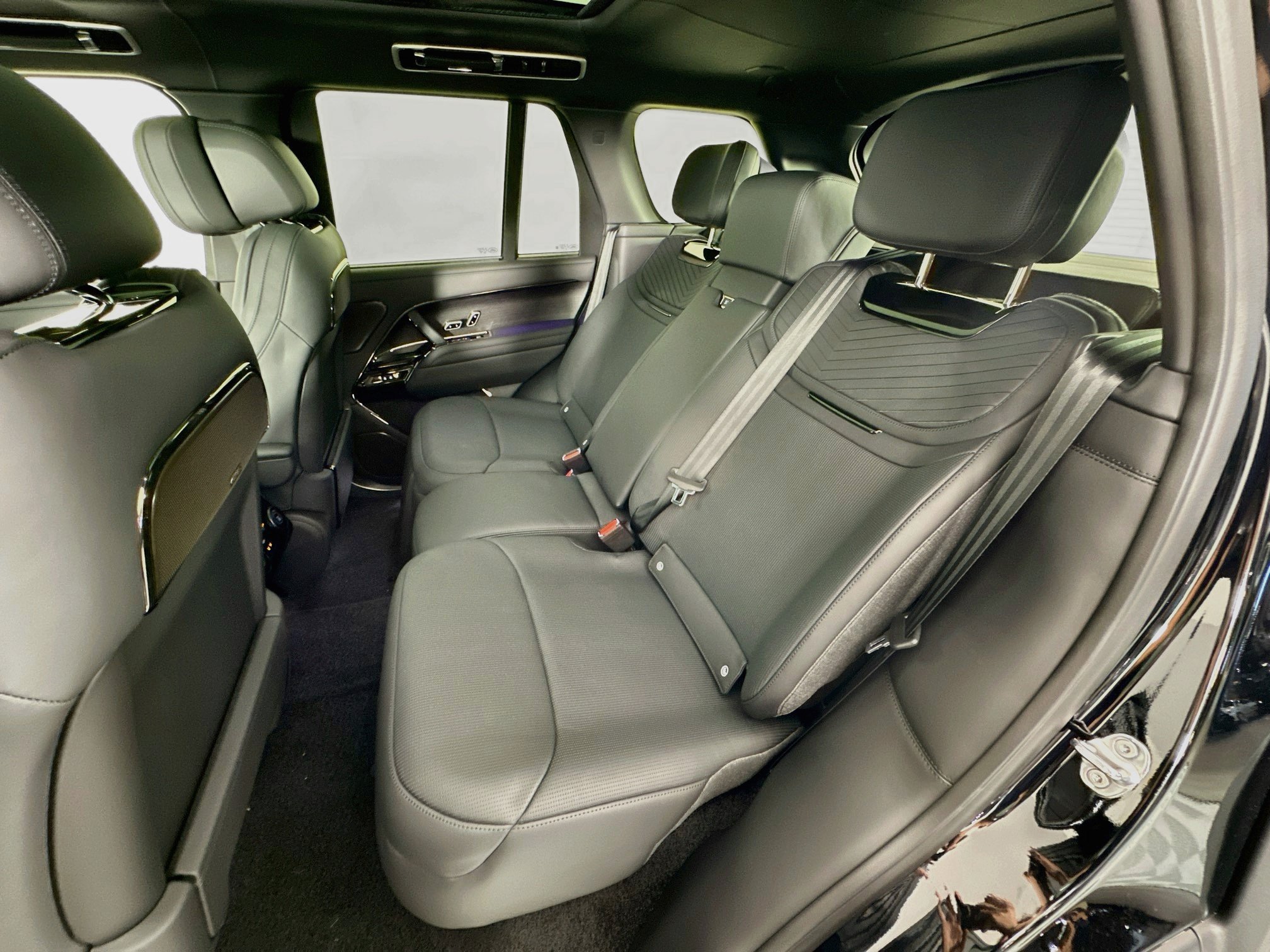 New 2026 Land Rover Range Rover SV AWD/4WD image 23