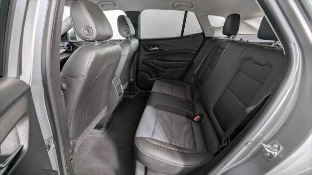 Used 2025 Chevrolet Trax LT w/ LT Convenience Package FWD image 17