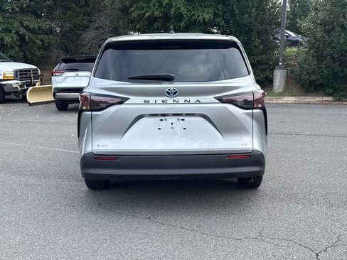 Used 2025 Toyota Sienna LE FWD image 3