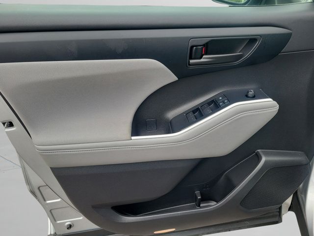 Used 2020 Toyota Highlander LE AWD/4WD image 20