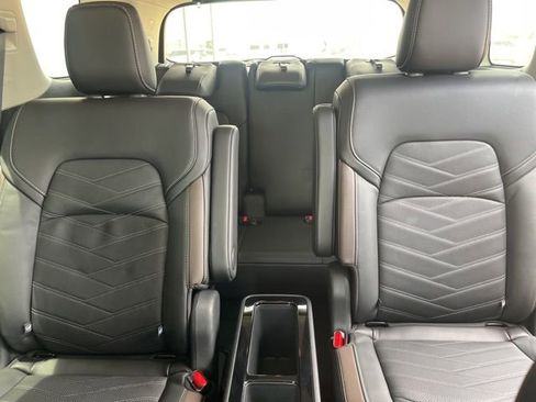 Certified 2024 Nissan Pathfinder Platinum w/ Lighting Package (N93) FWD image 17
