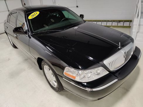 Used 2011 Lincoln Town Car Executive L RWD image 2