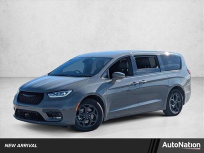 Used 2022 Chrysler Pacifica Touring-L w/ Uconnect Theater Family Group