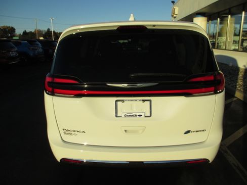 Used 2022 Chrysler Pacifica Touring-L image 4