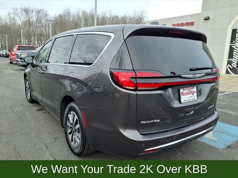 Used 2023 Chrysler Pacifica Touring-L image 5