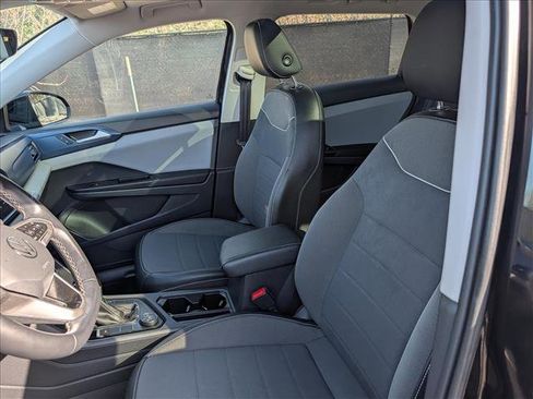 Used 2023 Volkswagen Taos SE w/ Panoramic Sunroof Package image 28