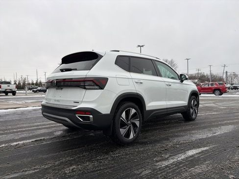 Used 2025 Volkswagen Taos SE image 7