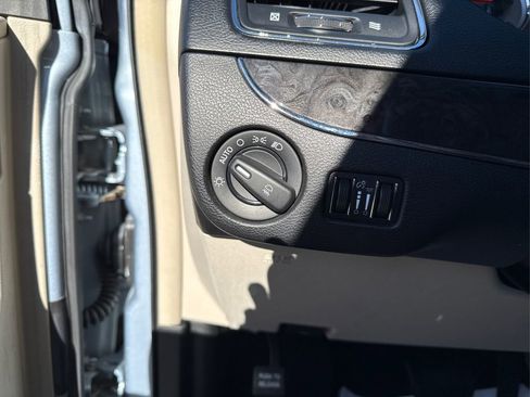 Used 2012 Chrysler Town & Country Touring-L w/ Driver Convenience Group image 27