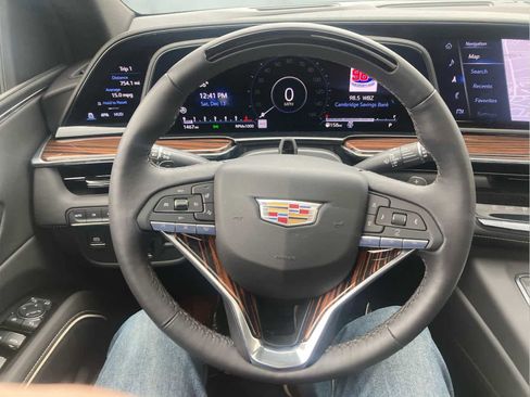 Used 2024 Cadillac Escalade Premium Luxury w/ Performance Package image 9