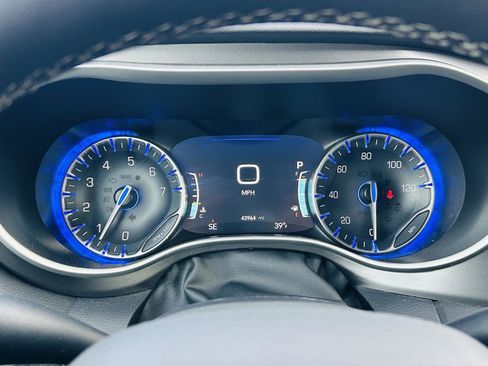 Used 2024 Chrysler Pacifica Touring-L image 18