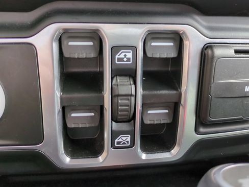 Used 2022 Jeep Wrangler Unlimited Sahara AWD/4WD image 24