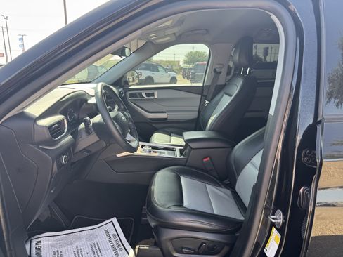 Used 2023 Ford Explorer XLT w/ Equipment Group 202A RWD image 17