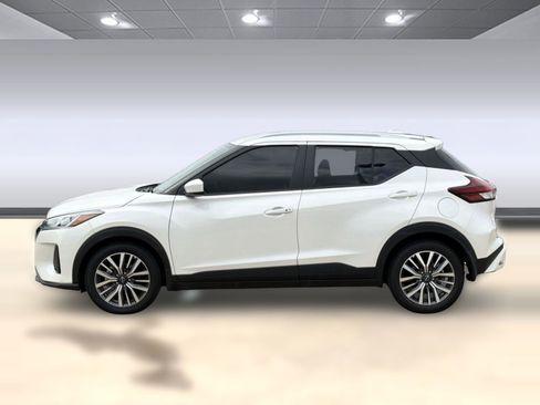 Used 2024 Nissan Kicks SV image 2