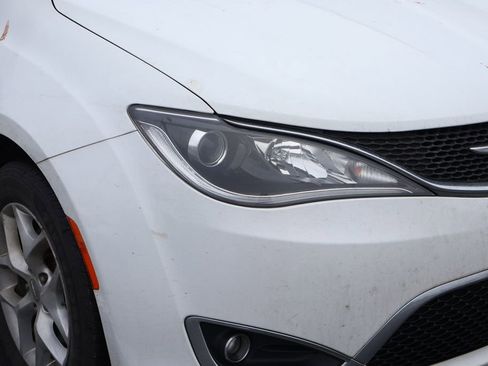 Used 2017 Chrysler Pacifica Touring-L Plus w/ Tire & Wheel Group image 4