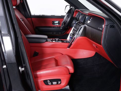 Used 2022 Rolls-Royce Cullinan w/ Cullinan Package image 34