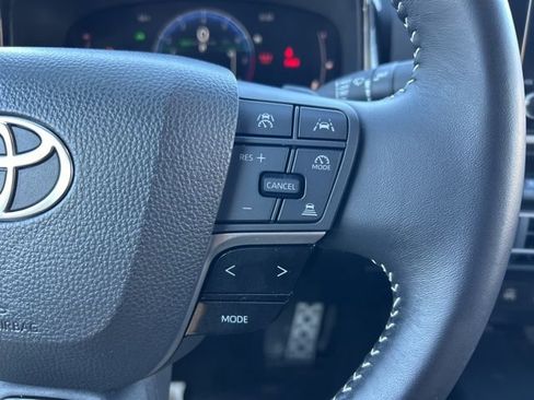 Used 2025 Toyota Camry SE image 18