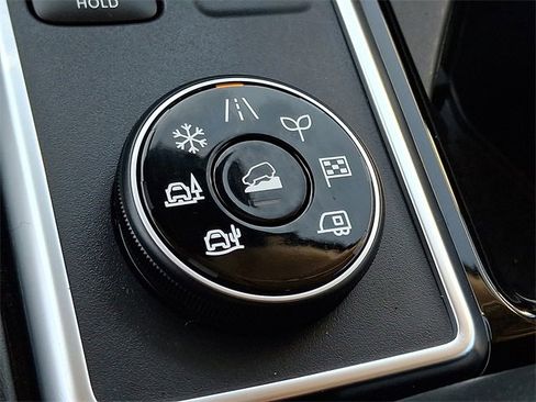 Used 2025 Nissan Pathfinder SV image 19