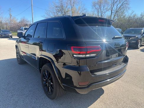 Used 2018 Jeep Grand Cherokee Altitude image 3
