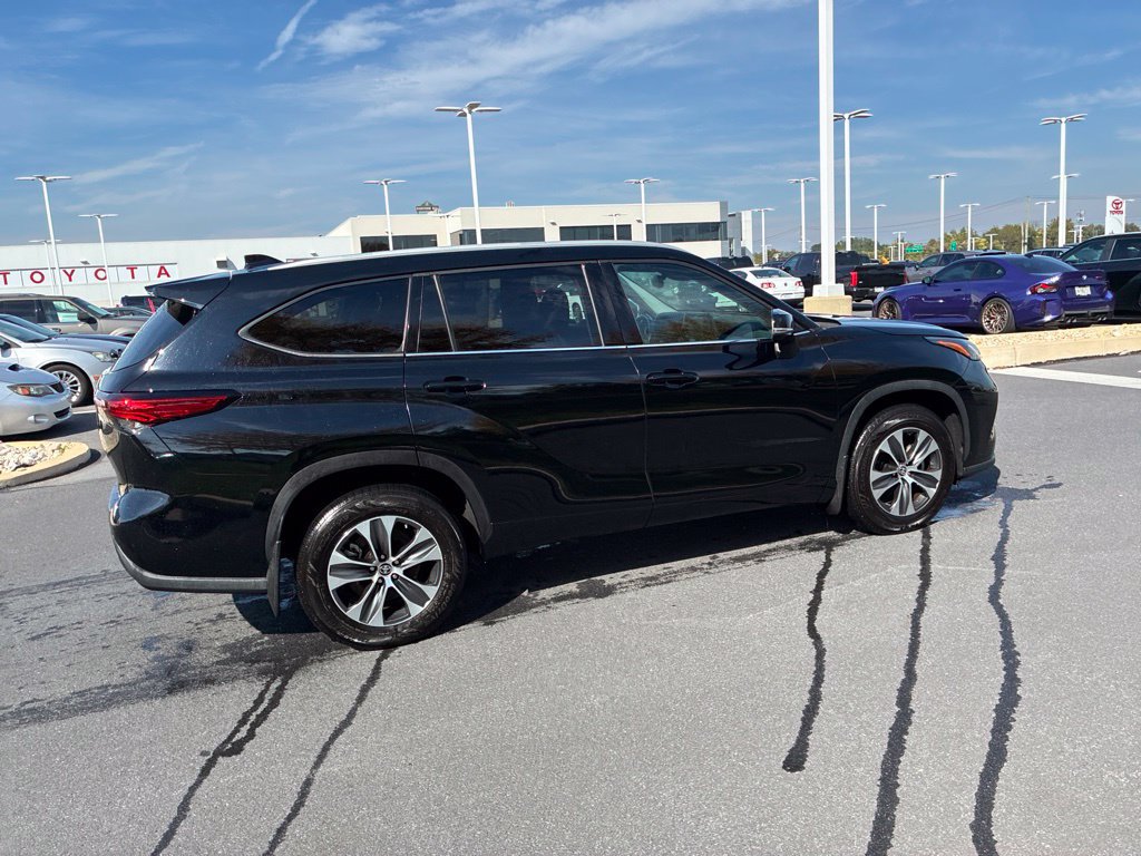 Used 2022 Toyota Highlander XLE AWD/4WD image 6