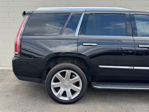 Used 2017 Cadillac Escalade Luxury AWD/4WD image 7