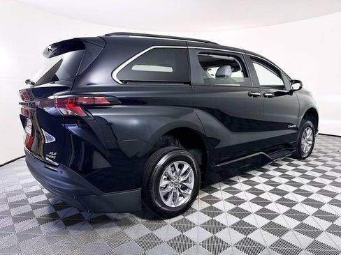 Used 2024 Toyota Sienna XLE w/ XLE Plus Package FWD image 23