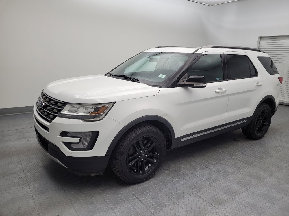 Used 2017 Ford Explorer XLT w/ Equipment Group 202A AWD/4WD image 2